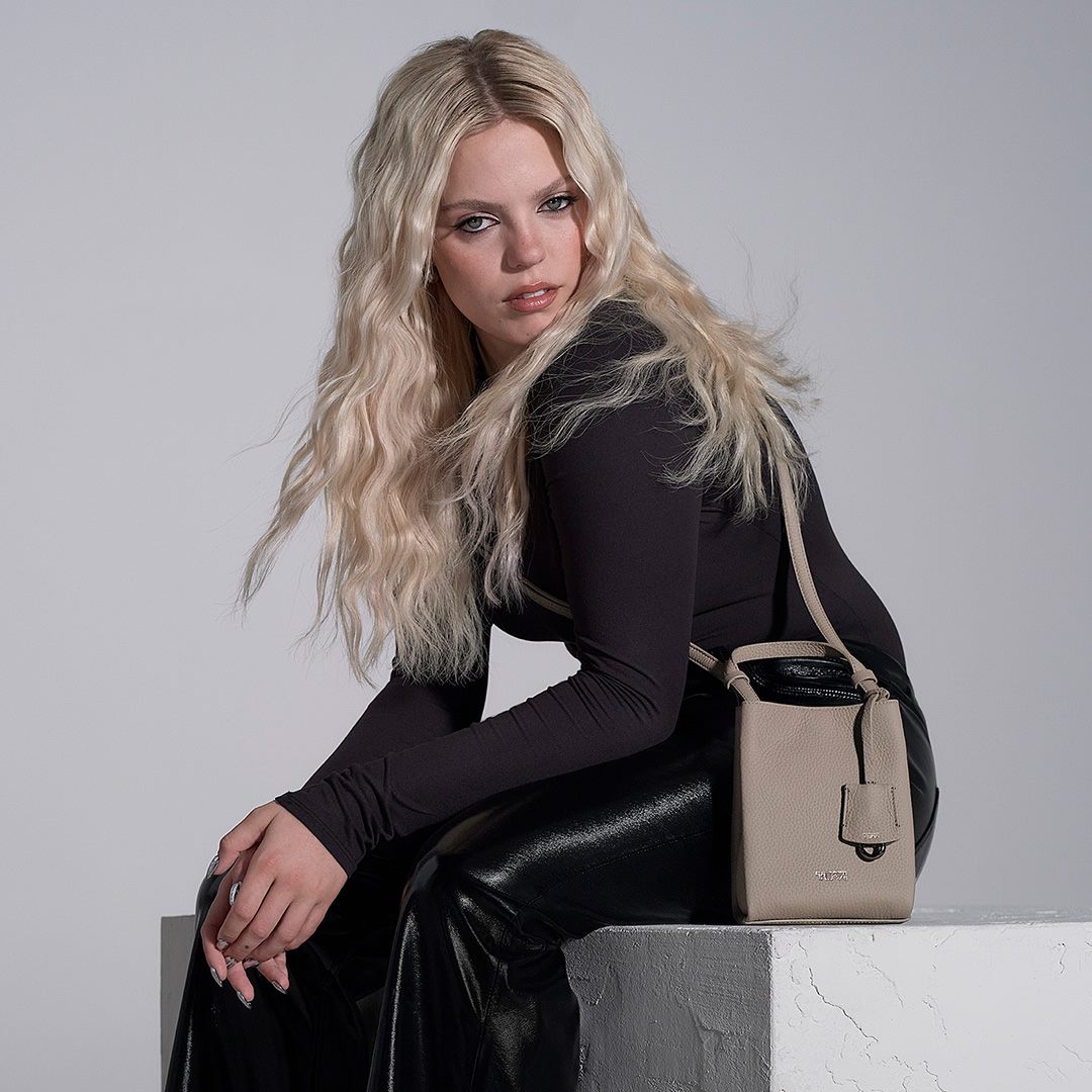 לדברי ירדן וקס  מנכ"לית  חברת המותג TUMI  בישראל: "הבחירה בכוכבת האמריקאית רנה פופ  שנחשבת לכוכבת רשת שם את המותג בעל אוריינטציה הקלאסי, איכותי ויוקרתי בשוק חדש, רחב יותר,  של צעירים  המחפשים איכות ויוקרה. לדבריה: עם מספר העוקבים שלה בטיק טוק ובאינסטגראם, גם בישראל נגיע באמצעות הקמפיין החדש לפריסה רחבה  יותר    ונשתמש ביכולות והערכים גם ברשתות החברתיות, בדיגיטל, בפרסום ובשווק". 
	
רנה מרי ג'ין ראפ בת ה 23 ילידת ארה"ב, היא זמרת ושחקנית אמריקאית, למדה בבית ספר לאומניות הבמה, וכבר מגיל צעיר הובחן שיש לה כשרון יוצא דופן. בשנת 2018 זכתה בפרסי "גימי"  נרחבים בתחום מחזות הזמר ובעקבות הזכייה בפרס ג'ימי לוהקה למספר הפקות במחזות זמר בברודויי וגם לסדרות מצליחות כמו "חיי המין של בנות המכללה"   התארחה במספר פסטיבלים ברחבי ארה"ב. 

רנה פופ היא מתחזקת את הרשתות החברתיות בצורה אינטנסיבית.  יש לה כ 10 מיליון עוקבים בטיק טוק, 4 מיליון מינויים בספוטיפיי ו – 1 מיליון עוקבים באינסטגרם.